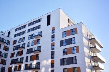 Modern mimarinin mimari detaylarıyla çok katlı yeni bir apartman.. 