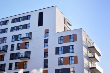 Modern mimarinin mimari detaylarıyla çok katlı yeni bir apartman.. 