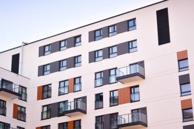 Modern mimarinin mimari detaylarıyla çok katlı yeni bir apartman.. 