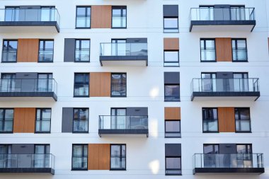 Modern mimarinin mimari detaylarıyla çok katlı yeni bir apartman.. 