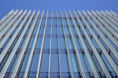 Modern ofis binası cephe parçası. Cam duvar soyut tekstürlü dış.