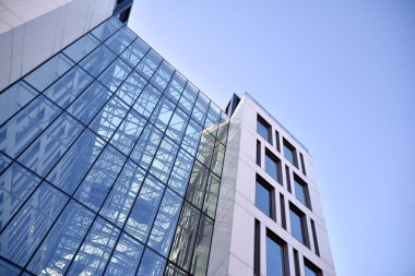 Modern ofis binası cephe parçası. Cam duvar soyut tekstürlü dış.
