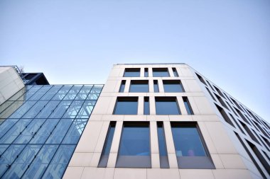 Modern ofis binası cephe parçası. Cam duvar soyut tekstürlü dış.