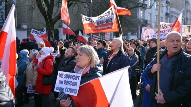 Varşova, Polonya. 8 Ocak 2020. Yargı reformunu destekleyen hükümet yanlısı bir gösteri. Gösteri 