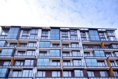 Yeni şehir apartmanı inşaatı. Mavi gökyüzüne karşı yapım aşamasında olan yerleşim yeri.