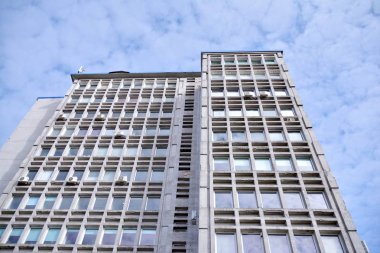 Eski bir endüstriyel ofis binasının ön cephesinde eski çimento ve eski yapısal elementler var..