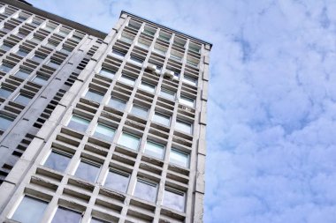 Eski bir endüstriyel ofis binasının ön cephesinde eski çimento ve eski yapısal elementler var..