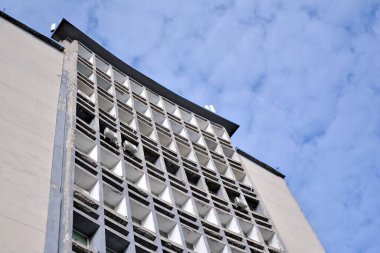 Eski bir endüstriyel ofis binasının ön cephesinde eski çimento ve eski yapısal elementler var..