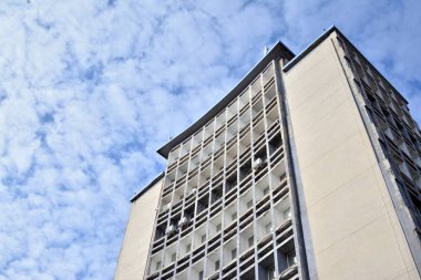 Eski bir endüstriyel ofis binasının ön cephesinde eski çimento ve eski yapısal elementler var..