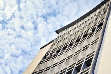 Eski bir endüstriyel ofis binasının ön cephesinde eski çimento ve eski yapısal elementler var..