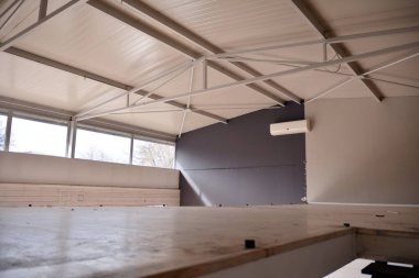 Eski bir mağazanın terk edilmiş ve içi boş..