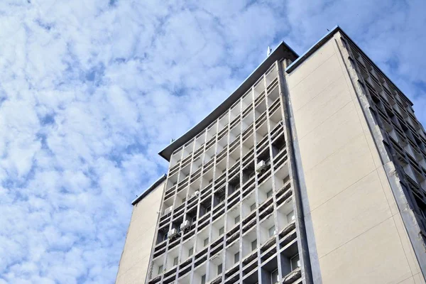 Eski bir endüstriyel ofis binasının ön cephesinde eski çimento ve eski yapısal elementler var..