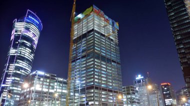 Varşova, Polonya. 09 Mart 2020. Rondo Daszynski. Jenerasyon Parkı binası. Geceleri binalar 