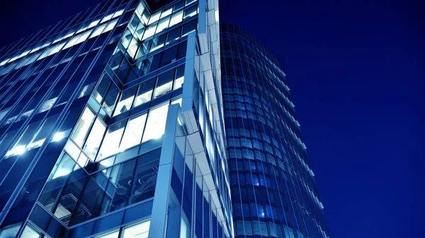 Nachtarchitectuur Gebouw Met Glazen Gevel Blauwe Kleur Van Nachtlampjes Modern — Stockfoto