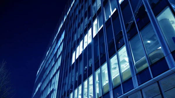 Éjszakai Építészet Épület Üveghomlokzattal Éjszakai Fények Kék Színe Modern Épület — Stock Fotó