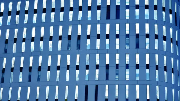 Gece mimarisi - cam cepheli bina. Gece ışıklarının mavi rengi. İş bölgesinde modern bir bina. Ekonomi kavramı, mali. 