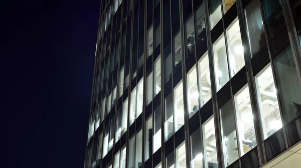 Ofis Binalarının Pencereleri Gece Aydınlandı Şehir Merkezinde Yansıması Olan Cam — Stok fotoğraf