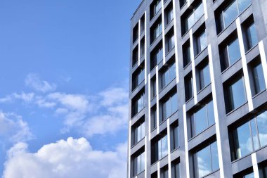 Modern ofis binası cephe soyut parçası, çelik yapı içinde parlak pencere eşiği