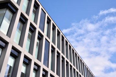 Modern ofis binası cephe soyut parçası, çelik yapı içinde parlak pencere eşiği