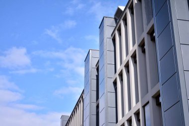 Modern ofis binası cephe soyut parçası, çelik yapı içinde parlak pencere eşiği