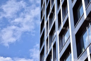 Modern ofis binası cephe soyut parçası, çelik yapı içinde parlak pencere eşiği