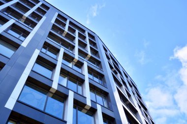Modern ofis binası cephe soyut parçası, çelik yapı içinde parlak pencere eşiği
