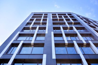 Modern ofis binası cephe soyut parçası, çelik yapı içinde parlak pencere eşiği