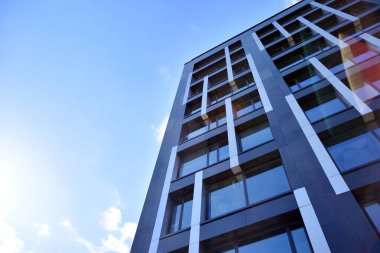 Modern ofis binası cephe soyut parçası, çelik yapı içinde parlak pencere eşiği