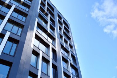 Modern ofis binası cephe soyut parçası, çelik yapı içinde parlak pencere eşiği