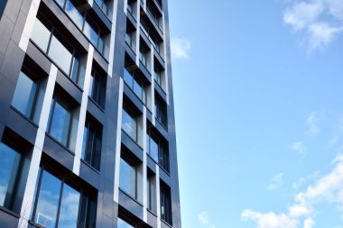 Modern ofis binası cephe soyut parçası, çelik yapı içinde parlak pencere eşiği