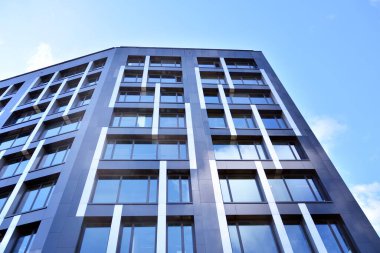 Modern ofis binası cephe soyut parçası, çelik yapı içinde parlak pencere eşiği