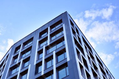 Modern ofis binası cephe soyut parçası, çelik yapı içinde parlak pencere eşiği