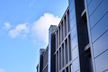 Modern ofis binası cephe soyut parçası, çelik yapı içinde parlak pencere eşiği