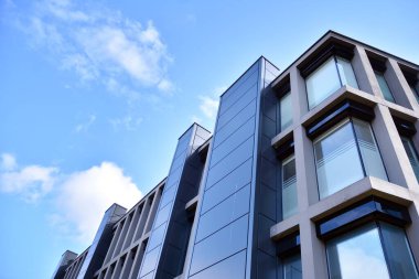 Modern ofis binası cephe soyut parçası, çelik yapı içinde parlak pencere eşiği