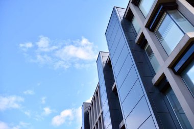 Modern ofis binası cephe soyut parçası, çelik yapı içinde parlak pencere eşiği