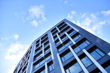 Modern ofis binası cephe soyut parçası, çelik yapı içinde parlak pencere eşiği