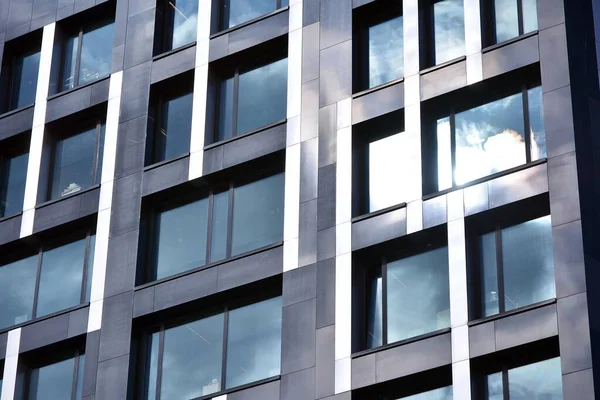 Сучасний Офісний Будівельний Фасад Абстрактний Фрагмент Блискучі Вікна Сталевій Конструкції — стокове фото