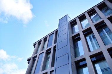 Modern ofis binası cephe soyut parçası, çelik yapı içinde parlak pencere eşiği