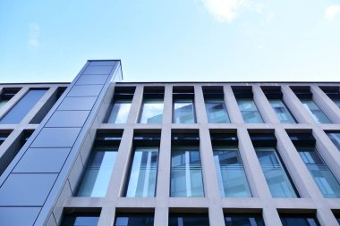 Modern ofis binası cephe soyut parçası, çelik yapı içinde parlak pencere eşiği