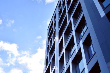 Modern ofis binası cephe soyut parçası, çelik yapı içinde parlak pencere eşiği