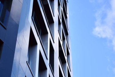 Modern ofis binası cephe soyut parçası, çelik yapı içinde parlak pencere eşiği