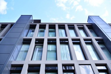 Modern ofis binası cephe soyut parçası, çelik yapı içinde parlak pencere eşiği