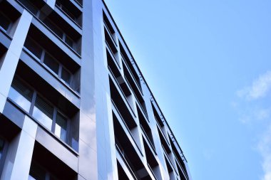 Modern ofis binası cephe soyut parçası, çelik yapı içinde parlak pencere eşiği