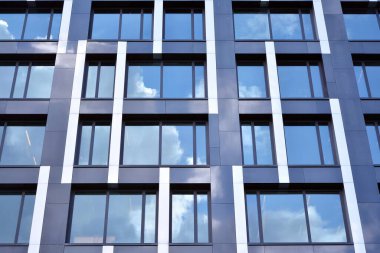 Modern ofis binası cephe soyut parçası, çelik yapı içinde parlak pencere eşiği