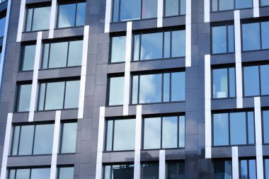 Modern ofis binası cephe soyut parçası, çelik yapı içinde parlak pencere eşiği