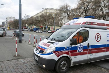 Varşova, Polonya. 13 Mart 2020. Varşova 'da koronavirüs enfeksiyonu olduğundan şüphelenilen bir hastanın nakli..