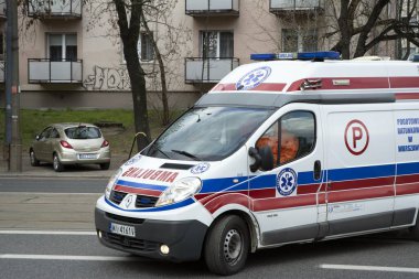 Varşova, Polonya. 13 Mart 2020. Varşova 'da koronavirüs enfeksiyonu olduğundan şüphelenilen bir hastanın nakli..