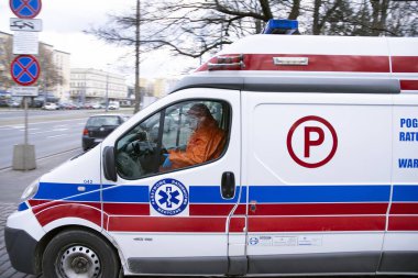 Varşova, Polonya. 13 Mart 2020. Varşova 'da koronavirüs enfeksiyonu olduğundan şüphelenilen bir hastanın nakli..