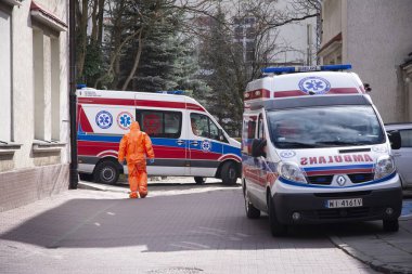 Varşova, Polonya. 13 Mart 2020. Varşova 'da koronavirüs enfeksiyonu olduğundan şüphelenilen bir hastanın nakli..
