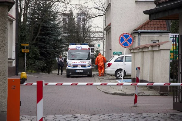 Varşova, Polonya. 13 Mart 2020. Varşova 'da koronavirüs enfeksiyonu olduğundan şüphelenilen bir hastanın nakli..